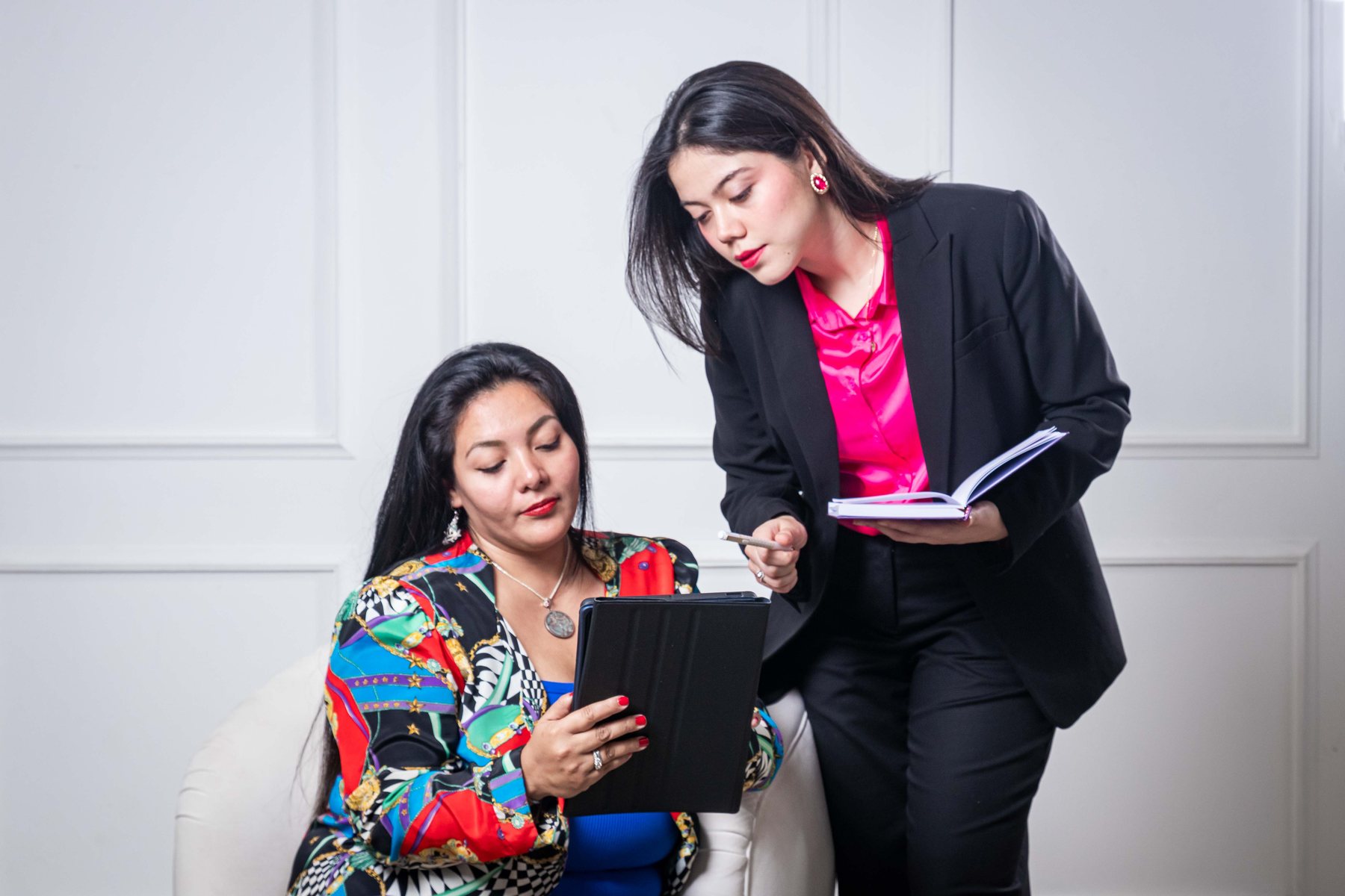 Equipo de AR Seguros atendiendo clientes